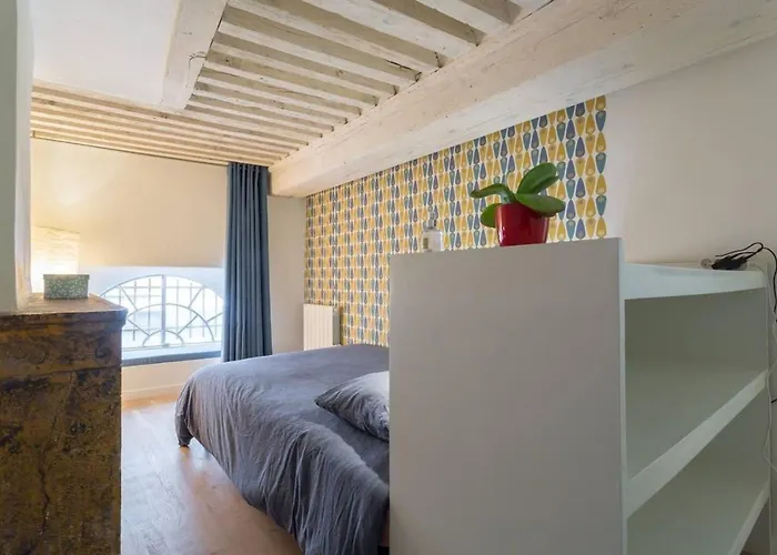 Character Apartment 6 People - City Center